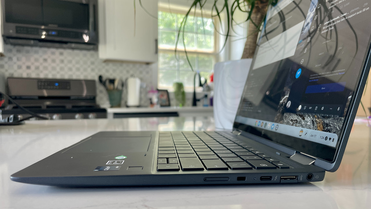 Right side ports of this HP Chromebook