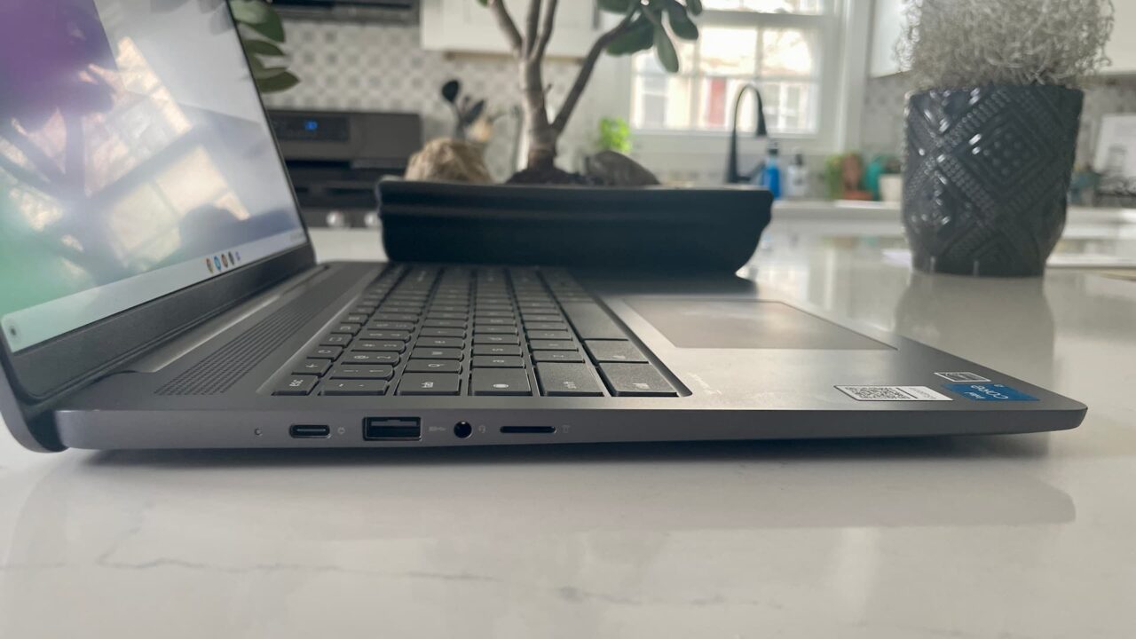 Lenovo 5i Chromebook ports on the left side