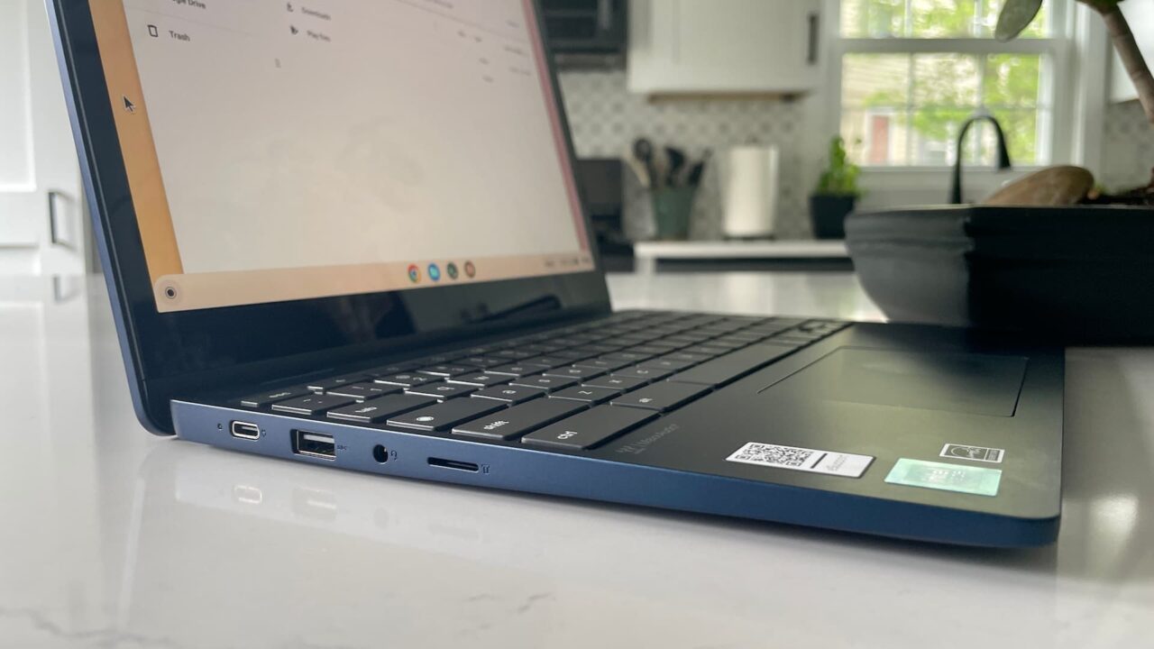 Lenovo Flex 3 Chromebook ports on the left side