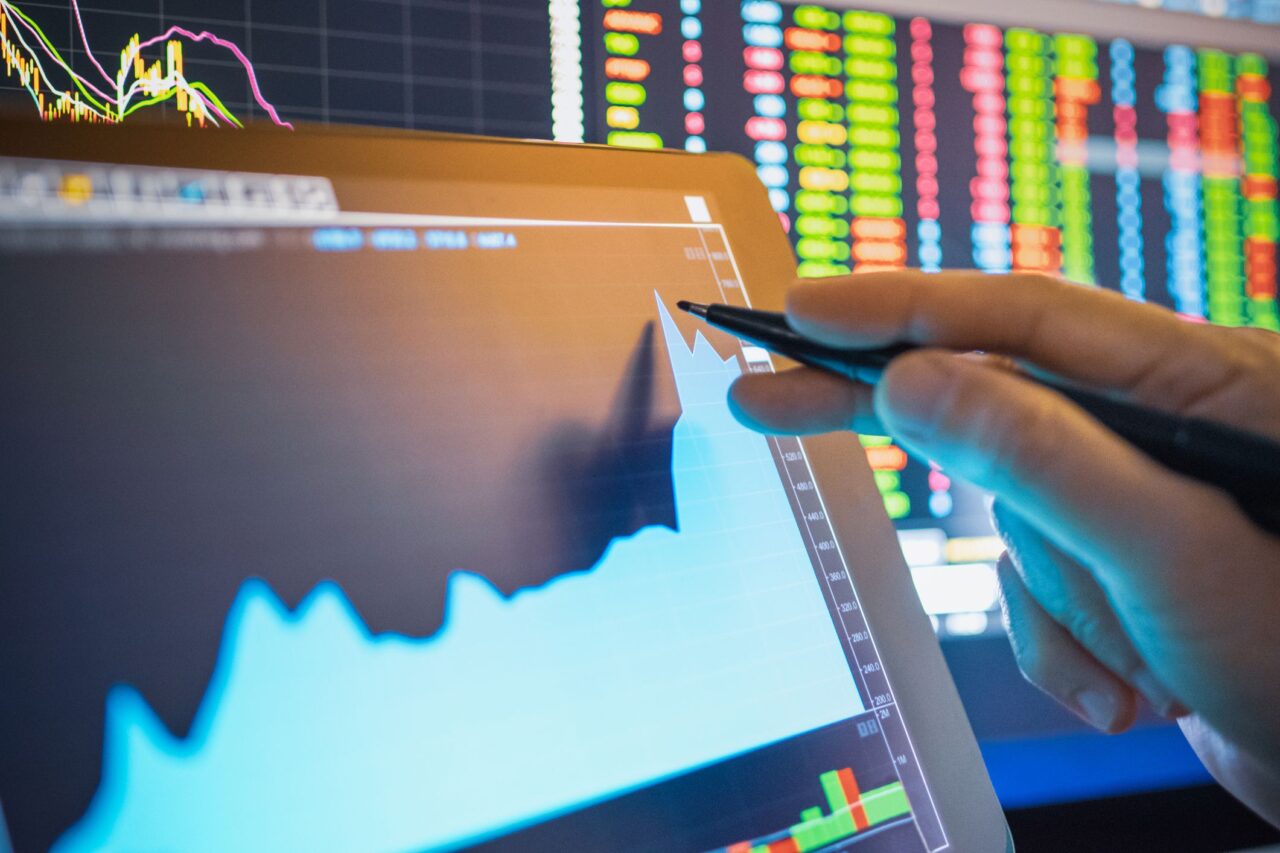 CFDs & Corporate Actions: Dividends, Earnings, and Overnight Costs Explained